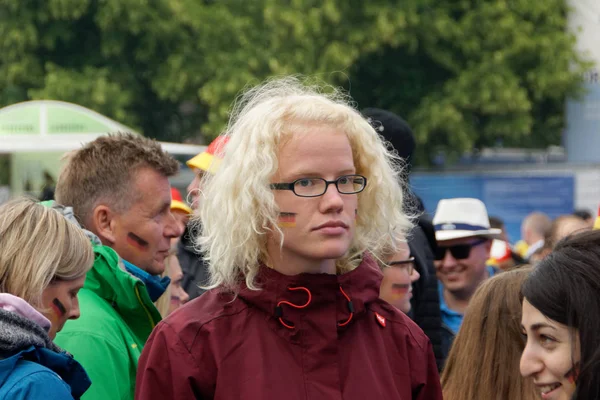 Kiel, Almanya - 23 Haziran 2018: Kamu inceleyen futbol oyun Almanya vs İsveç Ndr sahne önünde Kieler Woche 2018 sırasında