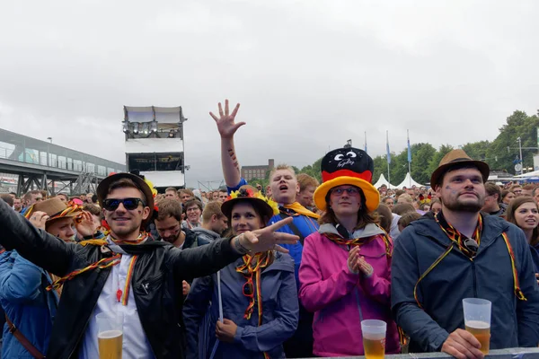 Kiel, Almanya - 23 Haziran 2018: Kamu inceleyen futbol oyun Almanya vs İsveç Ndr sahne önünde Kieler Woche 2018 sırasında