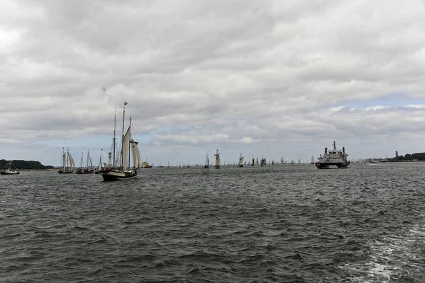 Kiel, Almanya - 23 Haziran 2018: Kiel haftasında 2018 uzun gemi geçit izlenimleri 