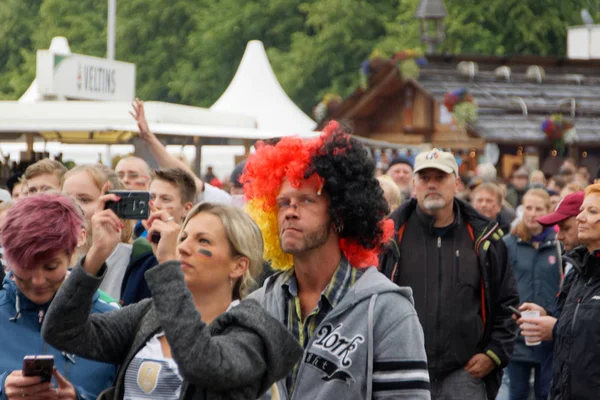 Kiel, Almanya - 23 Haziran 2018: Kamu inceleyen futbol oyun Almanya vs İsveç Ndr sahne önünde Kieler Woche 2018 sırasında