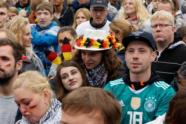 Kiel, Almanya - 23 Haziran 2018: Kamu inceleyen futbol oyun Almanya vs İsveç Ndr sahne önünde Kieler Woche 2018 sırasında