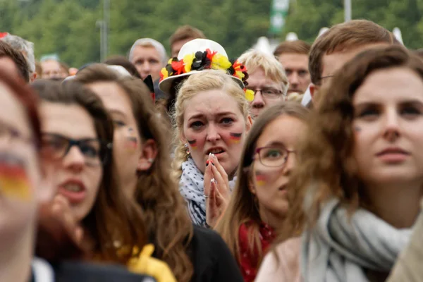 Kiel, Almanya - 23 Haziran 2018: Kamu inceleyen futbol oyun Almanya vs İsveç Ndr sahne önünde Kieler Woche 2018 sırasında