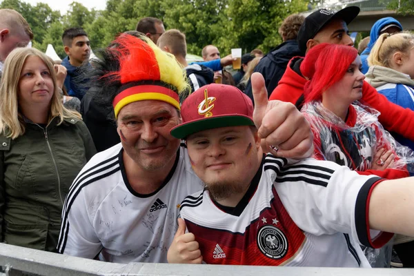 Kiel, Almanya - 23 Haziran 2018: Kamu inceleyen futbol oyun Almanya vs İsveç Ndr sahne önünde Kieler Woche 2018 sırasında