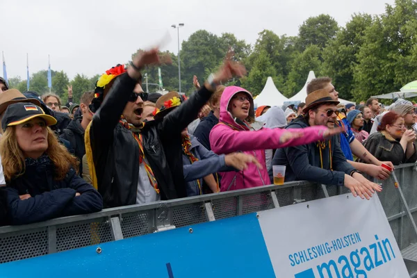 Kiel, Almanya - 23 Haziran 2018: Kamu inceleyen futbol oyun Almanya vs İsveç Ndr sahne önünde Kieler Woche 2018 sırasında