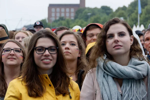 Kiel, Almanya - 23 Haziran 2018: Kamu inceleyen futbol oyun Almanya vs İsveç Ndr sahne önünde Kieler Woche 2018 sırasında