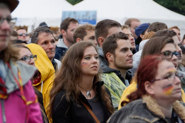 Kiel, Almanya - 23 Haziran 2018: Kamu inceleyen futbol oyun Almanya vs İsveç Ndr sahne önünde Kieler Woche 2018 sırasında