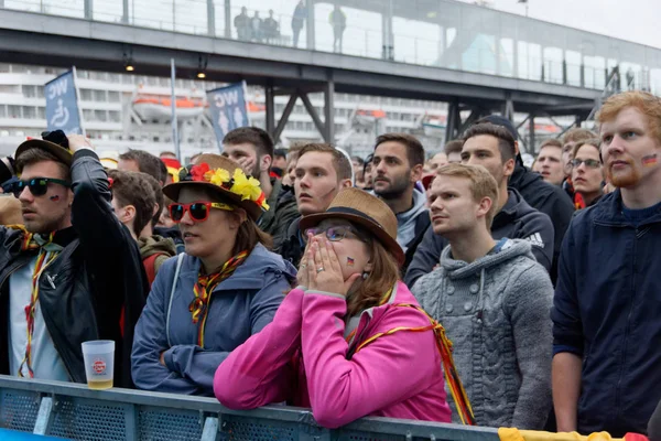 Kiel, Almanya - 23 Haziran 2018: Kamu inceleyen futbol oyun Almanya vs İsveç Ndr sahne önünde Kieler Woche 2018 sırasında
