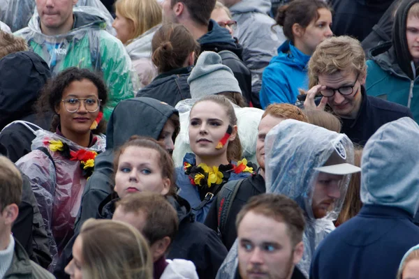 Kiel, Almanya - 23 Haziran 2018: Kamu inceleyen futbol oyun Almanya vs İsveç Ndr sahne önünde Kieler Woche 2018 sırasında