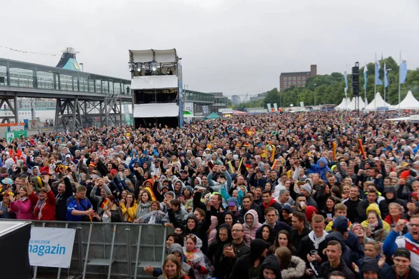 Kiel, Almanya - 23 Haziran 2018: Kamu inceleyen futbol oyun Almanya vs İsveç Ndr sahne önünde Kieler Woche 2018 sırasında