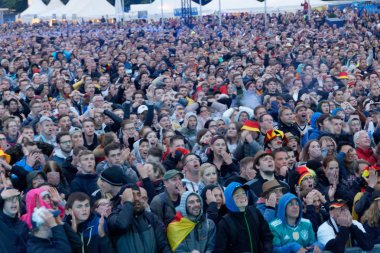 Kiel, Almanya - 23 Haziran 2018: Kamu inceleyen futbol oyun Almanya vs İsveç Ndr sahne önünde Kieler Woche 2018 sırasında