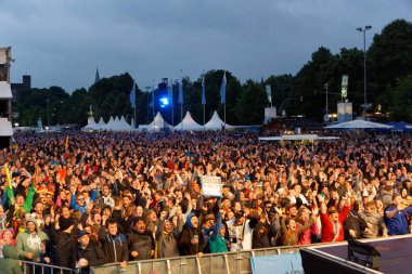 Kiel, Almanya - 23 Haziran 2018: Kamu inceleyen futbol oyun Almanya vs İsveç Ndr sahne önünde Kieler Woche 2018 sırasında