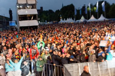 Kiel, Almanya - 23 Haziran 2018: Kamu inceleyen futbol oyun Almanya vs İsveç Ndr sahne önünde Kieler Woche 2018 sırasında