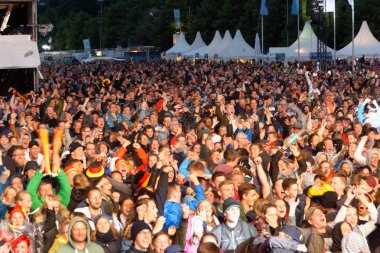 Kiel, Almanya - 23 Haziran 2018: Kamu inceleyen futbol oyun Almanya vs İsveç Ndr sahne önünde Kieler Woche 2018 sırasında