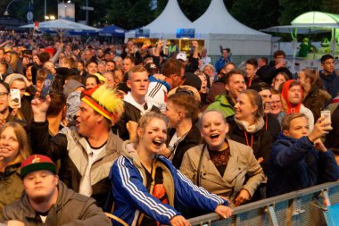 Kiel, Almanya - 23 Haziran 2018: Kamu inceleyen futbol oyun Almanya vs İsveç Ndr sahne önünde Kieler Woche 2018 sırasında