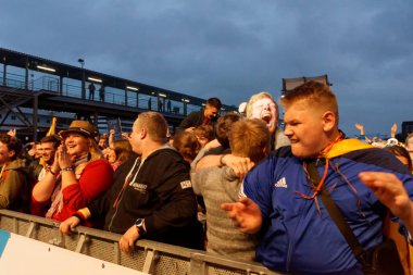 Kiel, Almanya - 23 Haziran 2018: Kamu inceleyen futbol oyun Almanya vs İsveç Ndr sahne önünde Kieler Woche 2018 sırasında