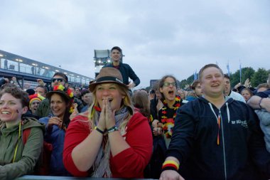 Kiel, Almanya - 23 Haziran 2018: Kamu inceleyen futbol oyun Almanya vs İsveç Ndr sahne önünde Kieler Woche 2018 sırasında