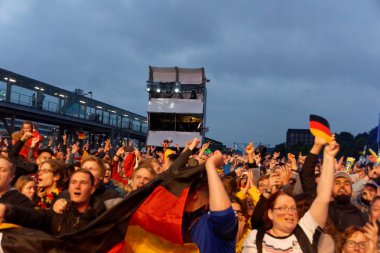 Kiel, Almanya - 23 Haziran 2018: Kamu inceleyen futbol oyun Almanya vs İsveç Ndr sahne önünde Kieler Woche 2018 sırasında