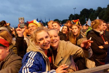 Kiel, Almanya - 23 Haziran 2018: Kamu inceleyen futbol oyun Almanya vs İsveç Ndr sahne önünde Kieler Woche 2018 sırasında