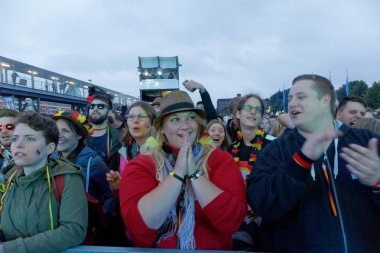 Kiel, Almanya - 23 Haziran 2018: Kamu inceleyen futbol oyun Almanya vs İsveç Ndr sahne önünde Kieler Woche 2018 sırasında