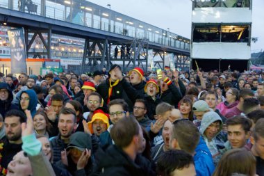 Kiel, Almanya - 23 Haziran 2018: Kamu inceleyen futbol oyun Almanya vs İsveç Ndr sahne önünde Kieler Woche 2018 sırasında