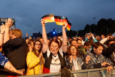 Kiel, Almanya - 23 Haziran 2018: Kamu inceleyen futbol oyun Almanya vs İsveç Ndr sahne önünde Kieler Woche 2018 sırasında