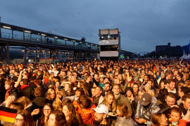 Kiel, Almanya - 23 Haziran 2018: Kamu inceleyen futbol oyun Almanya vs İsveç Ndr sahne önünde Kieler Woche 2018 sırasında