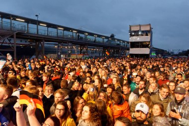 Kiel, Almanya - 23 Haziran 2018: Kamu inceleyen futbol oyun Almanya vs İsveç Ndr sahne önünde Kieler Woche 2018 sırasında
