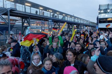 Kiel, Almanya - 23 Haziran 2018: Kamu inceleyen futbol oyun Almanya vs İsveç Ndr sahne önünde Kieler Woche 2018 sırasında
