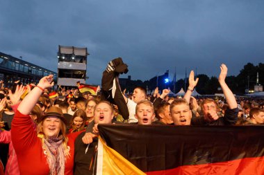 Kiel, Almanya - 23 Haziran 2018: Kamu inceleyen futbol oyun Almanya vs İsveç Ndr sahne önünde Kieler Woche 2018 sırasında