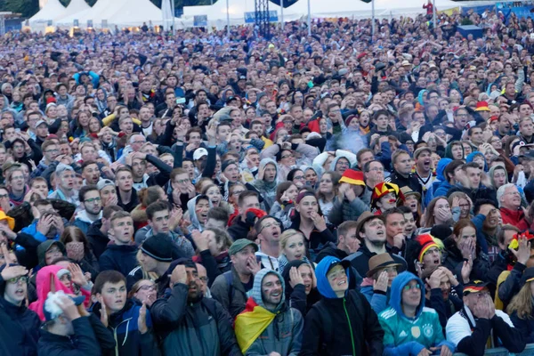 Kiel, Almanya - 23 Haziran 2018: Kamu inceleyen futbol oyun Almanya vs İsveç Ndr sahne önünde Kieler Woche 2018 sırasında