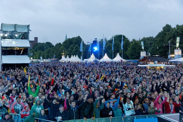 Kiel, Almanya - 23 Haziran 2018: Kamu inceleyen futbol oyun Almanya vs İsveç Ndr sahne önünde Kieler Woche 2018 sırasında