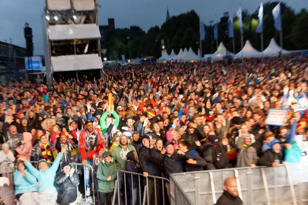 Kiel, Almanya - 23 Haziran 2018: Kamu inceleyen futbol oyun Almanya vs İsveç Ndr sahne önünde Kieler Woche 2018 sırasında