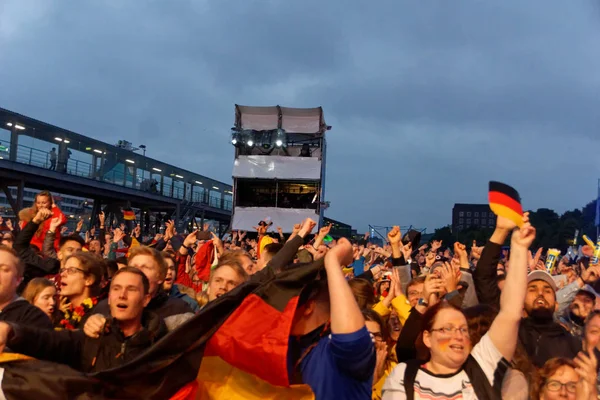 Kiel, Almanya - 23 Haziran 2018: Kamu inceleyen futbol oyun Almanya vs İsveç Ndr sahne önünde Kieler Woche 2018 sırasında