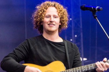 Kiel, Almanya - 24 Haziran 2018: Şarkıcı-söz yazarı ve Esc-katılımcı Michael Schulte performans üzerinde Hoernbuehne sırasında Kieler Woche 2018