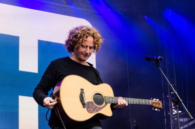 Kiel, Almanya - 24 Haziran 2018: Şarkıcı-söz yazarı ve Esc-katılımcı Michael Schulte performans üzerinde Hoernbuehne sırasında Kieler Woche 2018