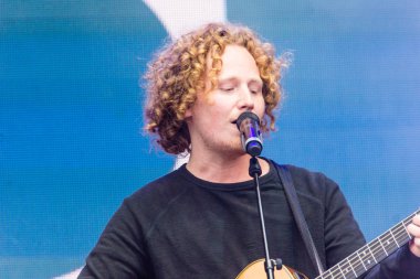 Kiel, Almanya - 24 Haziran 2018: Şarkıcı-söz yazarı ve Esc-katılımcı Michael Schulte performans üzerinde Hoernbuehne sırasında Kieler Woche 2018