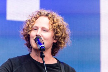 Kiel, Almanya - 24 Haziran 2018: Şarkıcı-söz yazarı ve Esc-katılımcı Michael Schulte performans üzerinde Hoernbuehne sırasında Kieler Woche 2018