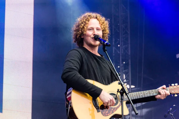 Kiel, Almanya - 24 Haziran 2018: Şarkıcı-söz yazarı ve Esc-katılımcı Michael Schulte performans üzerinde Hoernbuehne sırasında Kieler Woche 2018