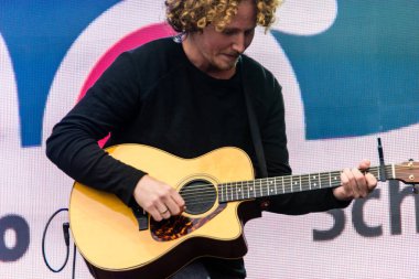 Kiel, Almanya - 24 Haziran 2018: Şarkıcı-söz yazarı ve Esc-katılımcı Michael Schulte performans üzerinde Hoernbuehne sırasında Kieler Woche 2018