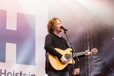 Kiel, Almanya - 24 Haziran 2018: Şarkıcı-söz yazarı ve Esc-katılımcı Michael Schulte performans üzerinde Hoernbuehne sırasında Kieler Woche 2018