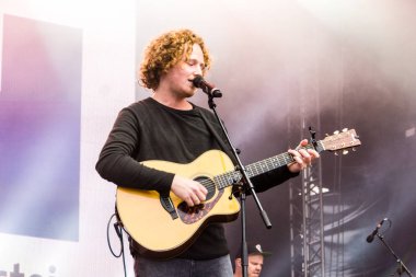 Kiel, Almanya - 24 Haziran 2018: Şarkıcı-söz yazarı ve Esc-katılımcı Michael Schulte performans üzerinde Hoernbuehne sırasında Kieler Woche 2018