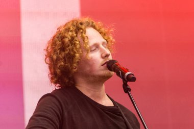 Kiel, Almanya - 24 Haziran 2018: Şarkıcı-söz yazarı ve Esc-katılımcı Michael Schulte performans üzerinde Hoernbuehne sırasında Kieler Woche 2018