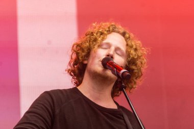 Kiel, Almanya - 24 Haziran 2018: Şarkıcı-söz yazarı ve Esc-katılımcı Michael Schulte performans üzerinde Hoernbuehne sırasında Kieler Woche 2018