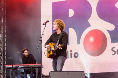 Kiel, Almanya - 24 Haziran 2018: Şarkıcı-söz yazarı ve Esc-katılımcı Michael Schulte performans üzerinde Hoernbuehne sırasında Kieler Woche 2018