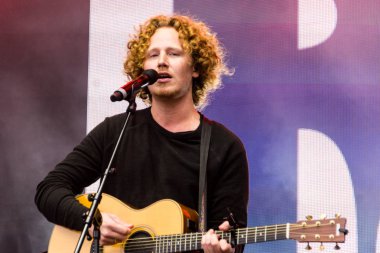 Kiel, Almanya - 24 Haziran 2018: Şarkıcı-söz yazarı ve Esc-katılımcı Michael Schulte performans üzerinde Hoernbuehne sırasında Kieler Woche 2018