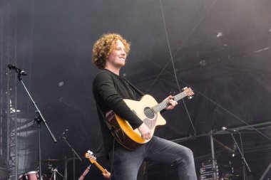 Kiel, Almanya - 24 Haziran 2018: Şarkıcı-söz yazarı ve Esc-katılımcı Michael Schulte performans üzerinde Hoernbuehne sırasında Kieler Woche 2018