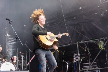 Kiel, Almanya - 24 Haziran 2018: Şarkıcı-söz yazarı ve Esc-katılımcı Michael Schulte performans üzerinde Hoernbuehne sırasında Kieler Woche 2018