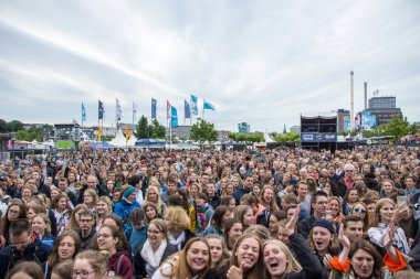Kiel, Almanya - 24 Haziran 2018: Şarkıcı-söz yazarı ve Esc-katılımcı Michael Schulte performans üzerinde Hoernbuehne sırasında Kieler Woche 2018