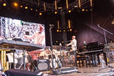 Kiel, Almanya - 22 Haziran 2018: Rock klasik açık hava 2018 Caroline ortak ve Heinz Rudolf Kunze ile Kieler Woche 2018 sırasında karşılamaktadır. 