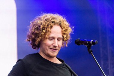 Kiel, Almanya - 24 Haziran 2018: Şarkıcı-söz yazarı ve Esc-katılımcı Michael Schulte performans üzerinde Hoernbuehne sırasında Kieler Woche 2018